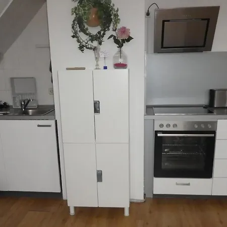 Gaeste-und Alt-olvenstedt, Zwei Schlafzimmer, Treppenlift, Ruhige Lage, Naehe Klinikum Und Abfahrten A 2 Und A 14 * Magdeburg