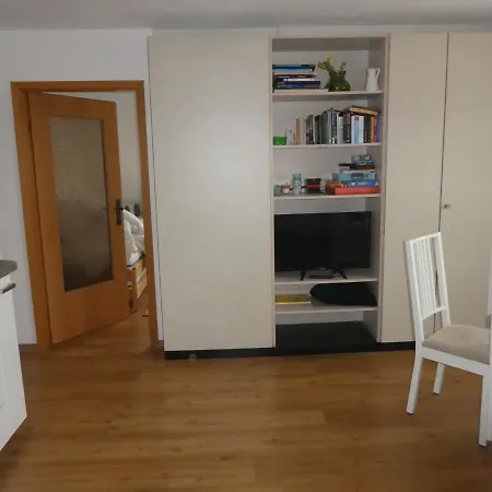 Gaeste-und Alt-olvenstedt, Zwei Schlafzimmer, Treppenlift, Ruhige Lage, Naehe Klinikum Und Abfahrten A 2 Und A 14 Magdeburg