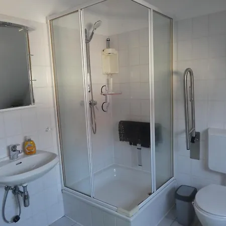 Apartment Gaeste-und Alt-olvenstedt, Zwei Schlafzimmer, Treppenlift, Ruhige Lage, Naehe Klinikum Und Abfahrten A 2 Und A 14 Magdeburg