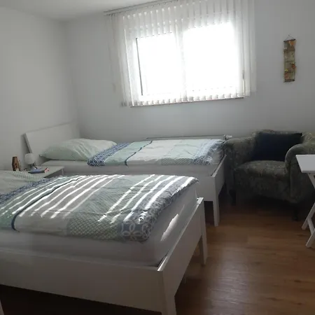 Gaeste-und Alt-olvenstedt, Zwei Schlafzimmer, Treppenlift, Ruhige Lage, Naehe Klinikum Und Abfahrten A 2 Und A 14 Magdeburg