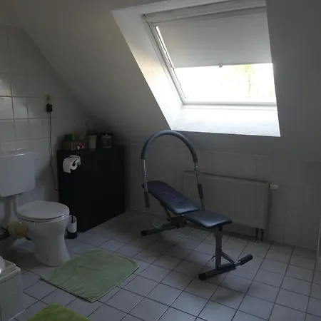Gaeste-und Alt-olvenstedt, Zwei Schlafzimmer, Treppenlift, Ruhige Lage, Naehe Klinikum Und Abfahrten A 2 Und A 14 * Magdeburg