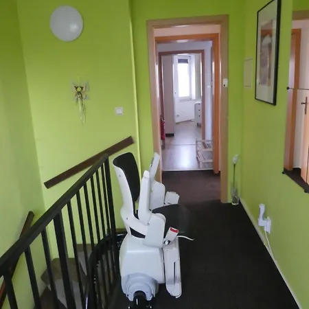Gaeste-und Alt-olvenstedt, Zwei Schlafzimmer, Treppenlift, Ruhige Lage, Naehe Klinikum Und Abfahrten A 2 Und A 14 Apartment