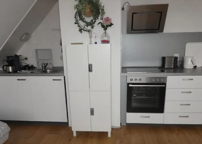 Gaeste-und Alt-olvenstedt, Zwei Schlafzimmer, Treppenlift, Ruhige Lage, Naehe Klinikum Und Abfahrten A 2 Und A 14 * マクデブルク