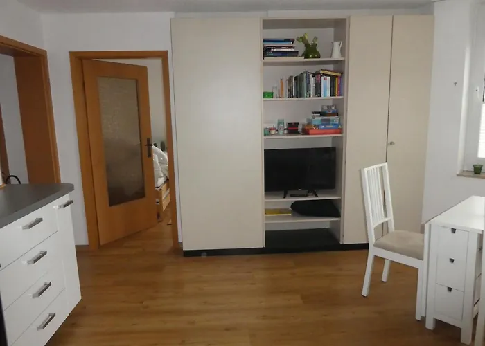 Gaeste-und Alt-olvenstedt, Zwei Schlafzimmer, Treppenlift, Ruhige Lage, Naehe Klinikum Und Abfahrten A 2 Und A 14 Magdeburg