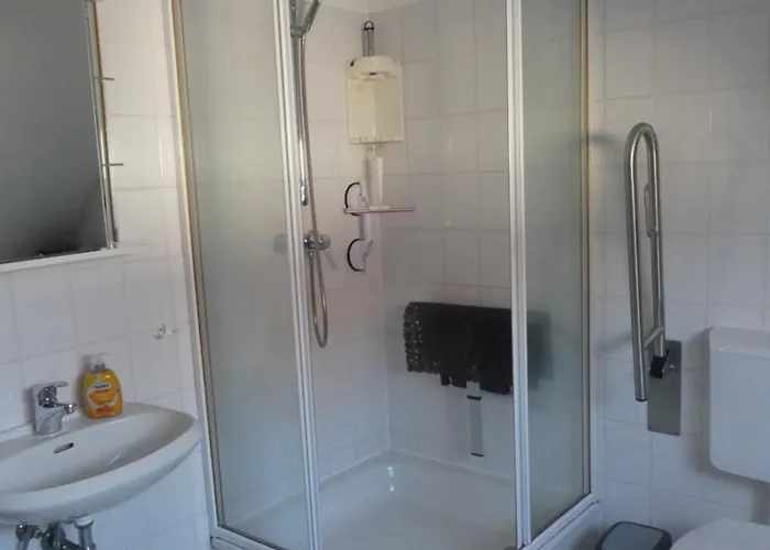 Apartment Gaeste-und Alt-olvenstedt, Zwei Schlafzimmer, Treppenlift, Ruhige Lage, Naehe Klinikum Und Abfahrten A 2 Und A 14 Magdeburg