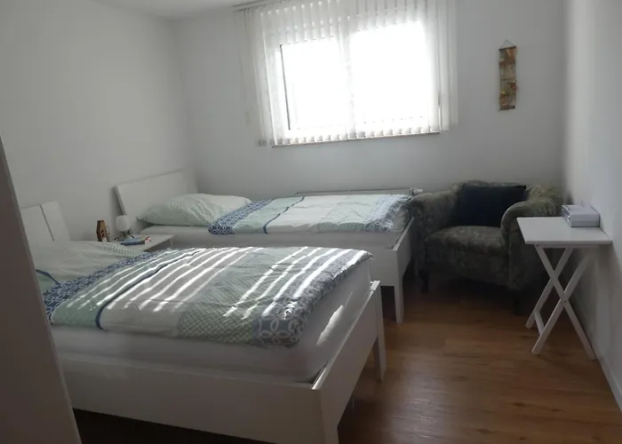 Gaeste-und Alt-olvenstedt, Zwei Schlafzimmer, Treppenlift, Ruhige Lage, Naehe Klinikum Und Abfahrten A 2 Und A 14 Magdeburg