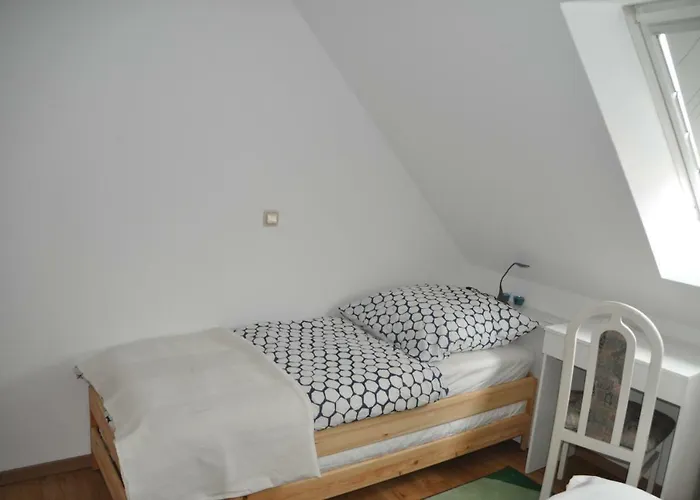 Gaeste-und Alt-olvenstedt, Zwei Schlafzimmer, Treppenlift, Ruhige Lage, Naehe Klinikum Und Abfahrten A 2 Und A 14 * マクデブルク